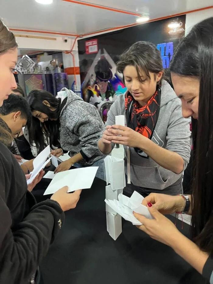 Equipo construyendo la torre en Torres de Papel